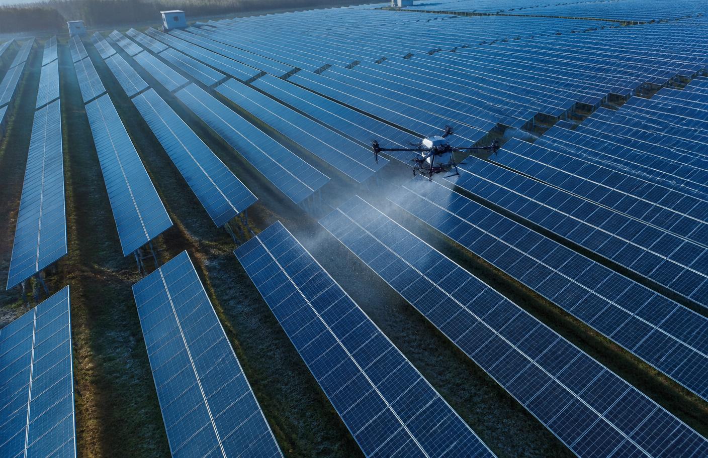 無人機於海岸型太陽能案場清洗成排太陽能板